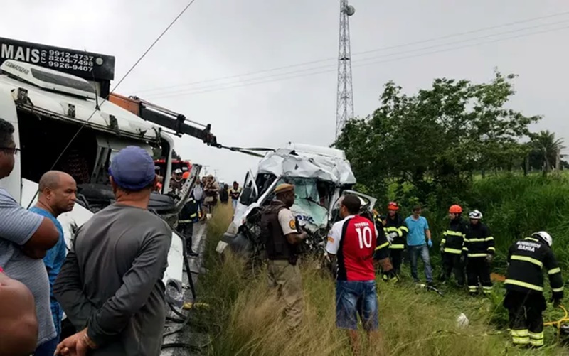 Resultado de imagem para TragÃ©dia: Batida frontal entre van e carreta deixa 8 mortos em rodovia da Bahia